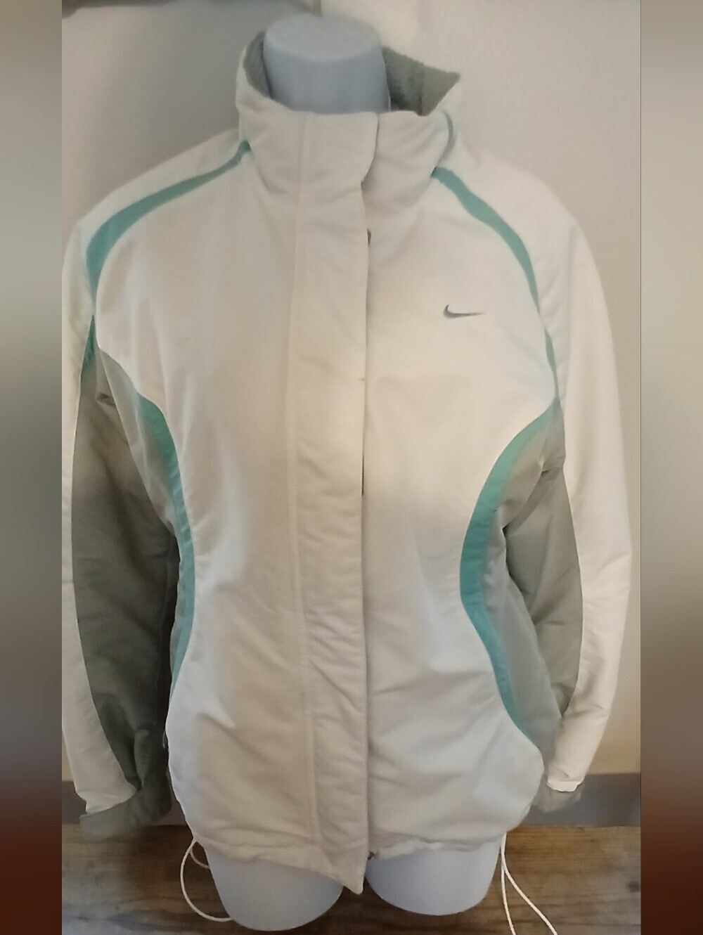 Women's Nike Vintage Full Zip Insulated Jacket Teal Accents Size M.